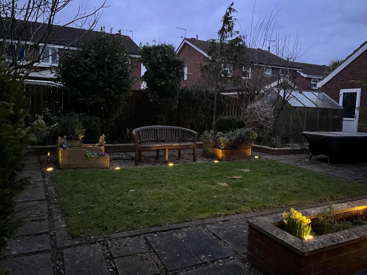 Stunning Beverley Bungalow W Fireplace, Private Parking, And Garden Экстерьер фото