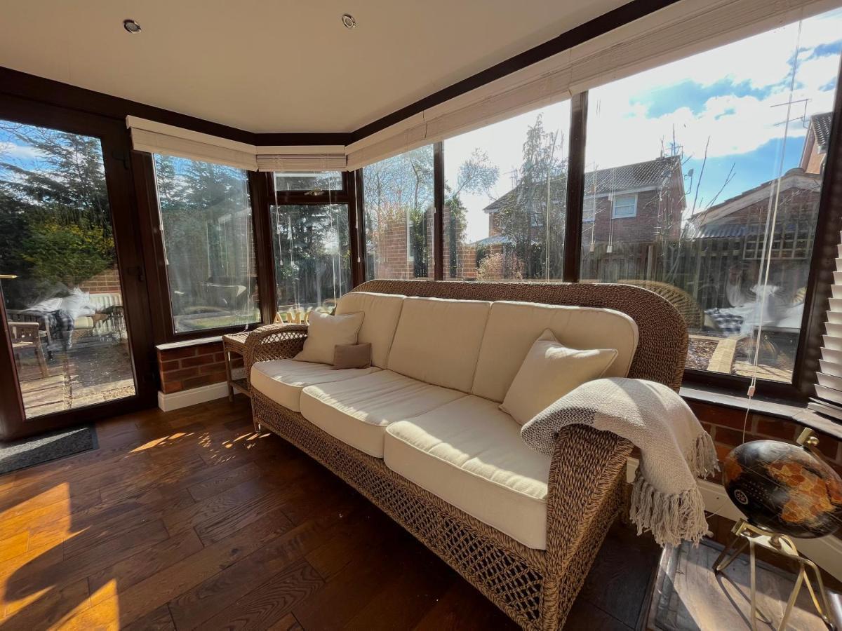 Stunning Beverley Bungalow W Fireplace, Private Parking, And Garden Экстерьер фото