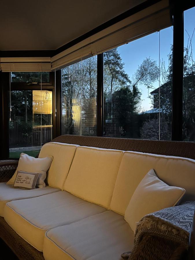 Stunning Beverley Bungalow W Fireplace, Private Parking, And Garden Экстерьер фото